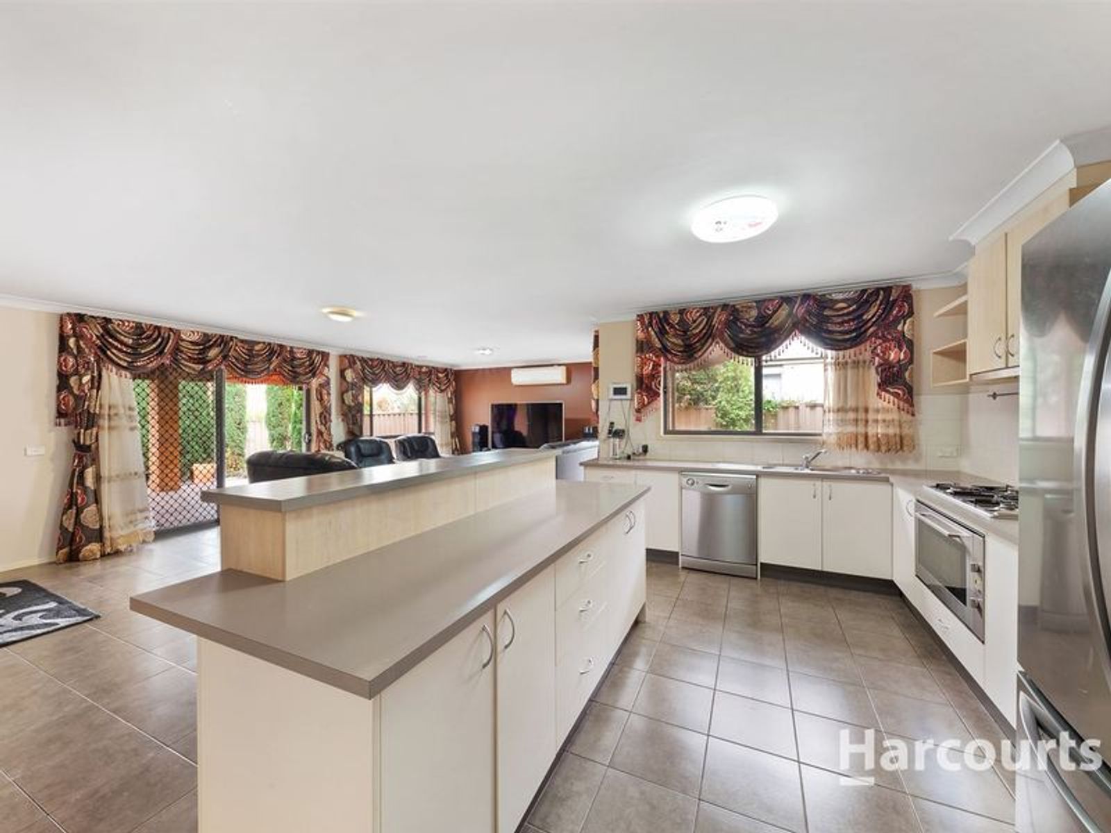 16 Matlock Street, Caroline Springs, VIC 3023, Caroline Springs - Thumbnail 3
