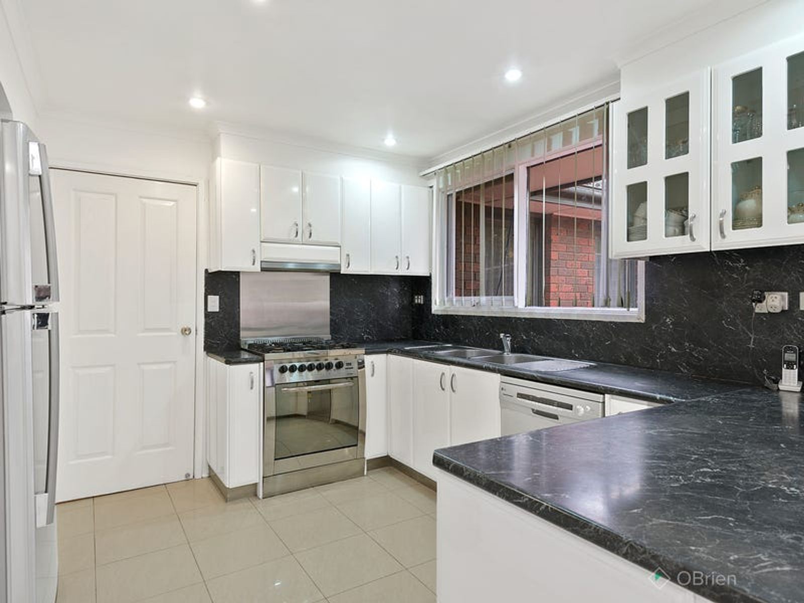 23 Primrose Hill Close, Endeavour Hills, VIC 3802, Endeavour Hills - Thumbnail 3