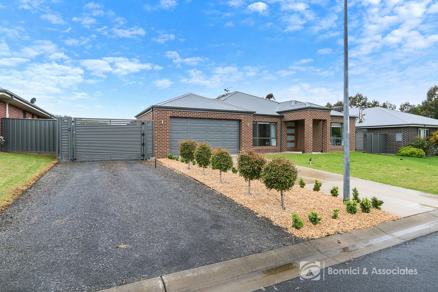 9 Watts Way, Tangambalanga - Image 1