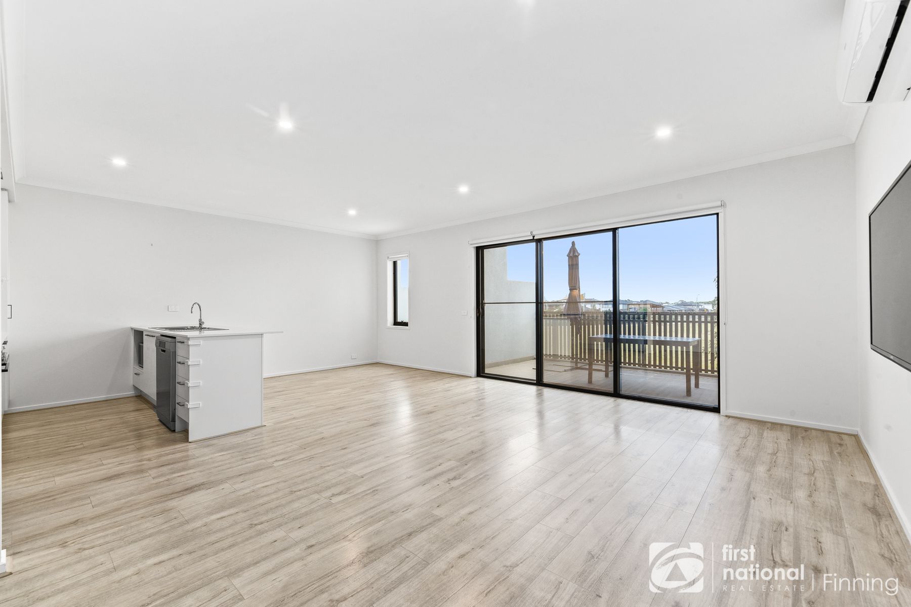 15 Hibiya Way, Clyde North VIC 3978, Clyde North - Thumbnail 3