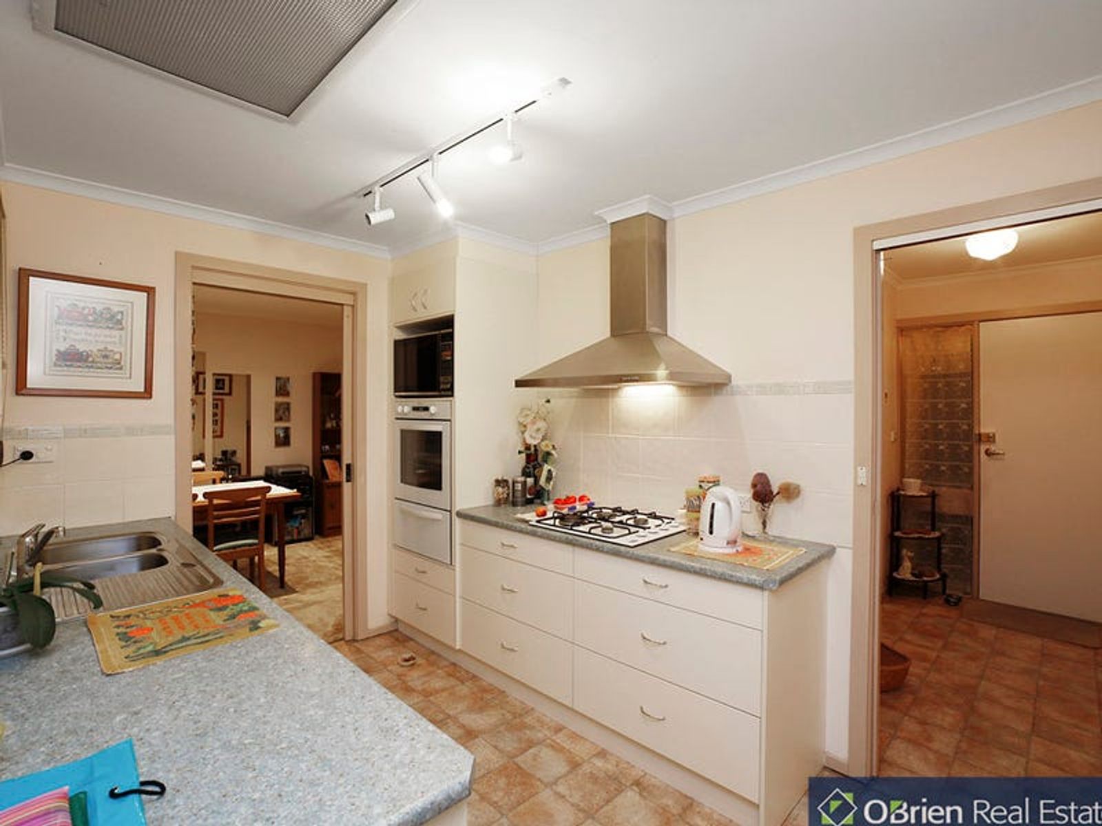 2 Fitzroy Court, Endeavour Hills, VIC 3802, Endeavour Hills - Thumbnail 2