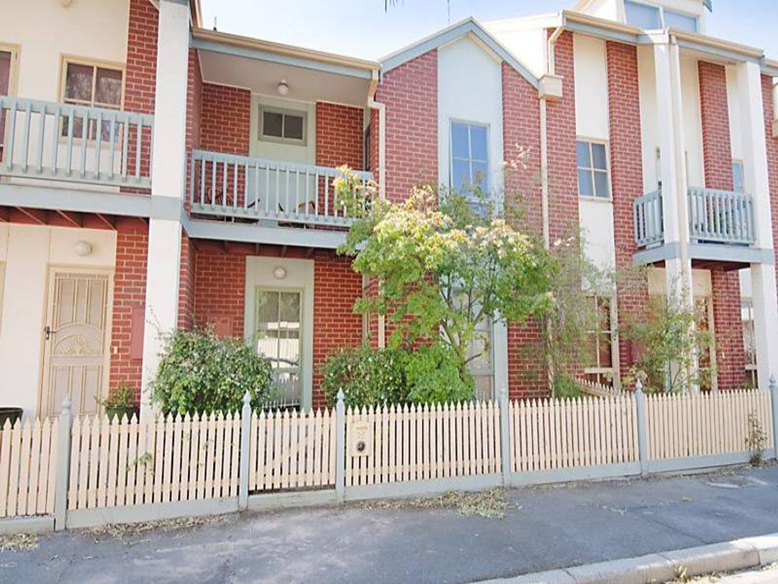 22 Neale Street, Kensington - Thumbnail 2