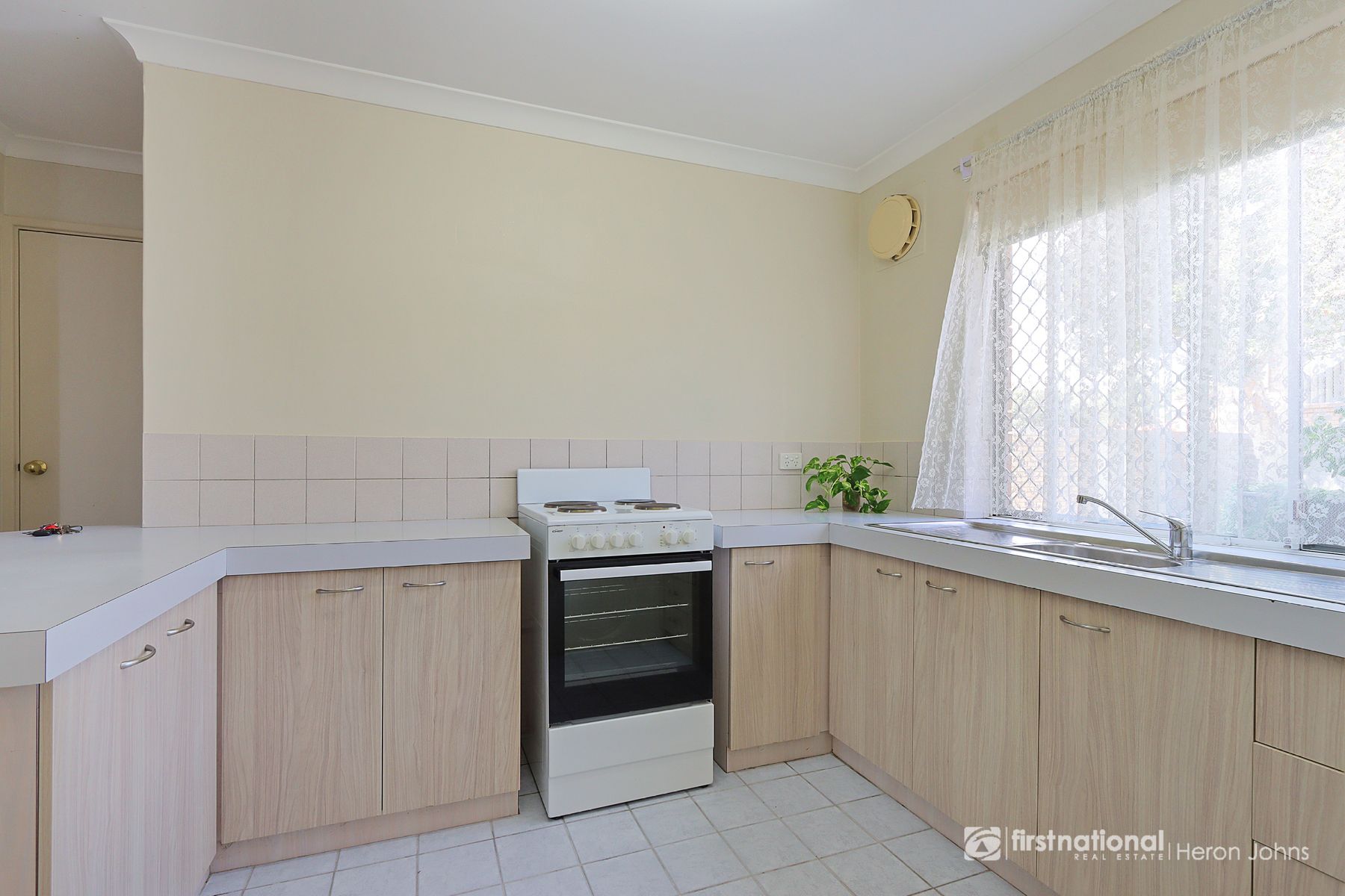 13/2 PINEWOOD AVENUE, Kardinya WA 6163, Kardinya - Thumbnail 4