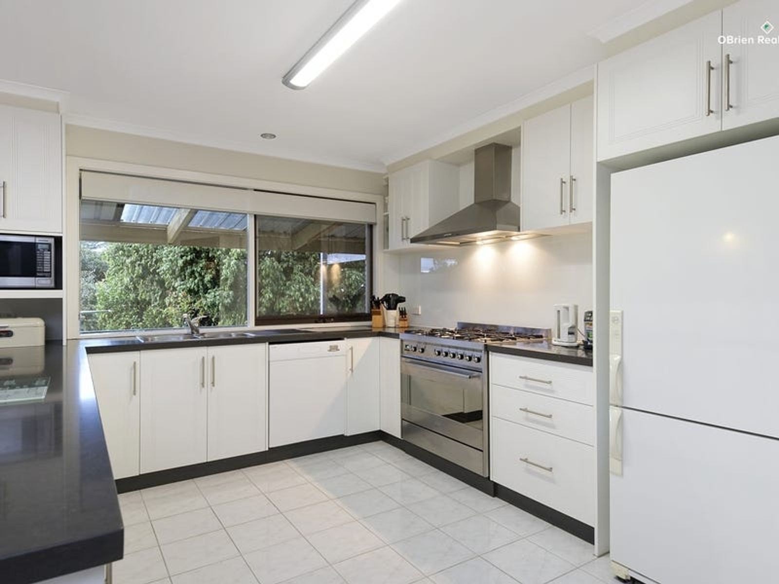 164 Kennington Park Drive, Endeavour Hills, VIC 3802, Endeavour Hills - Thumbnail 2