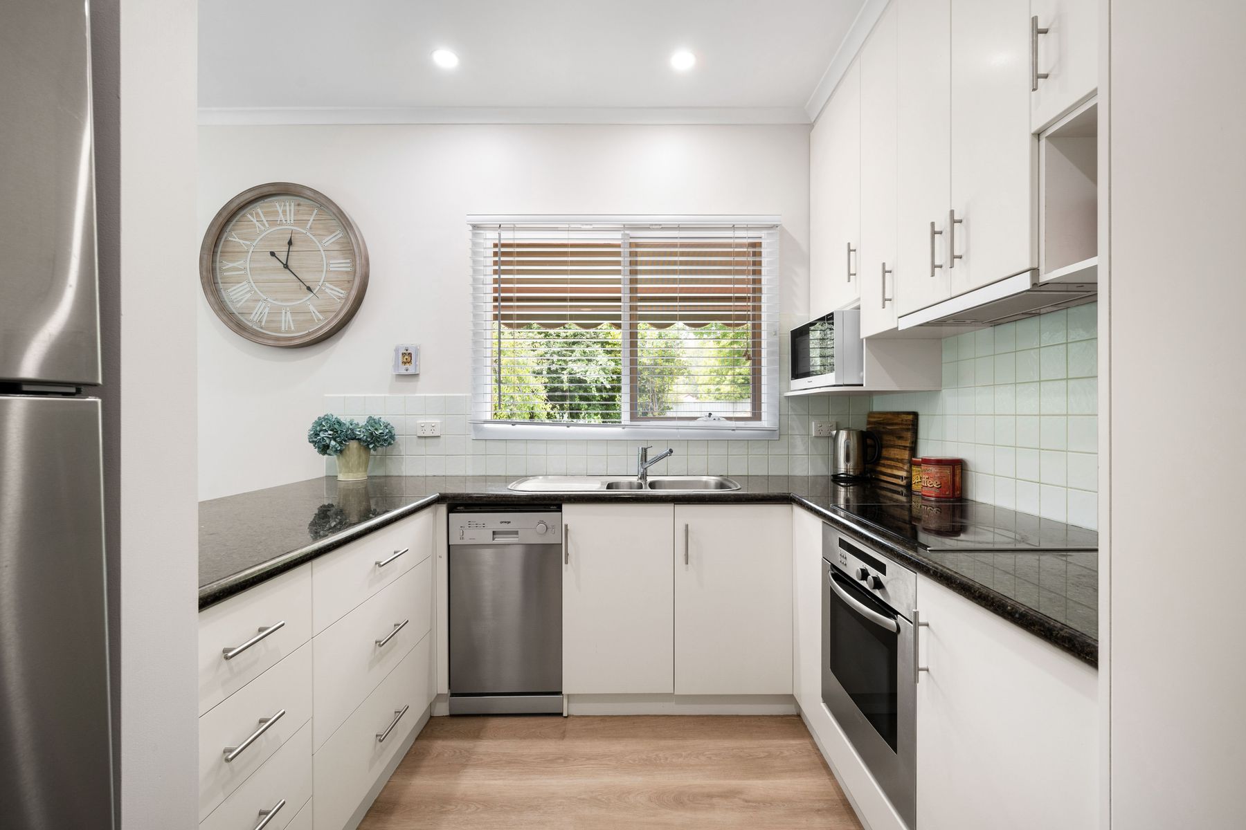 98 Delany Avenue, Bright VIC 3741, Bright - Thumbnail 2