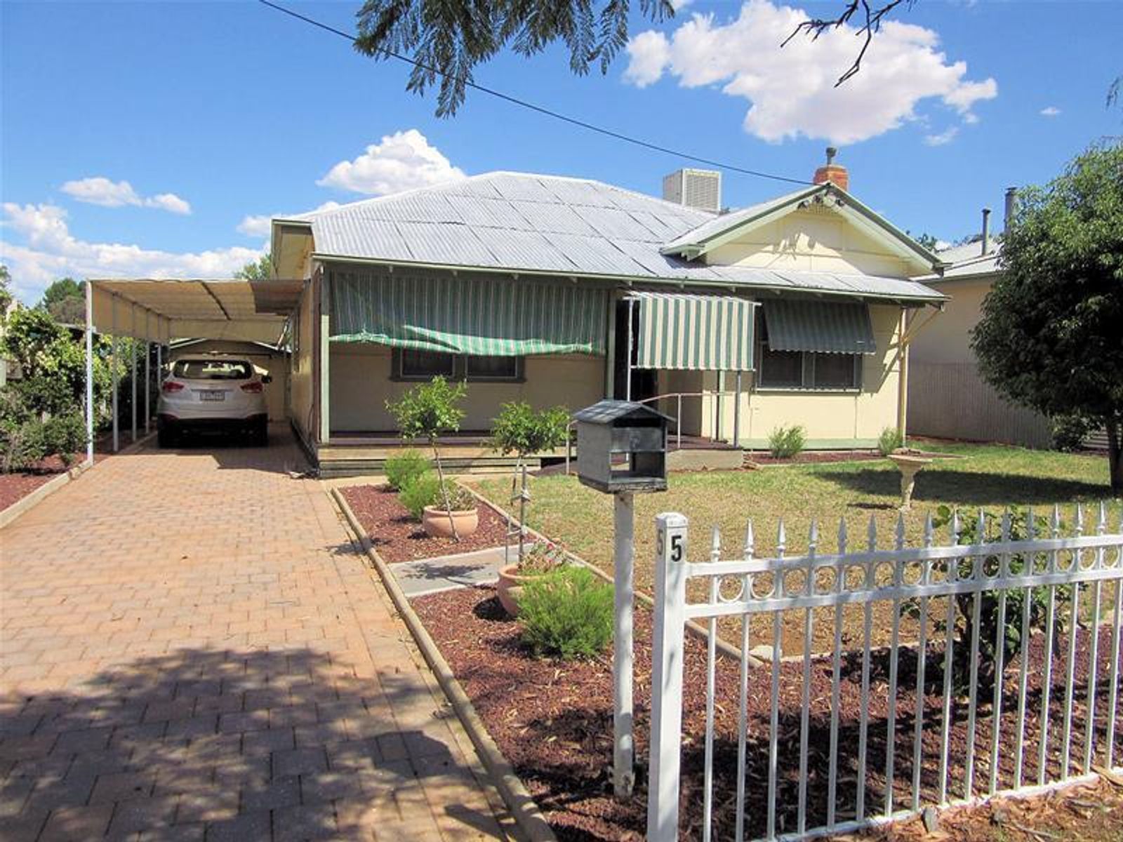 5 Whittaker Crescent