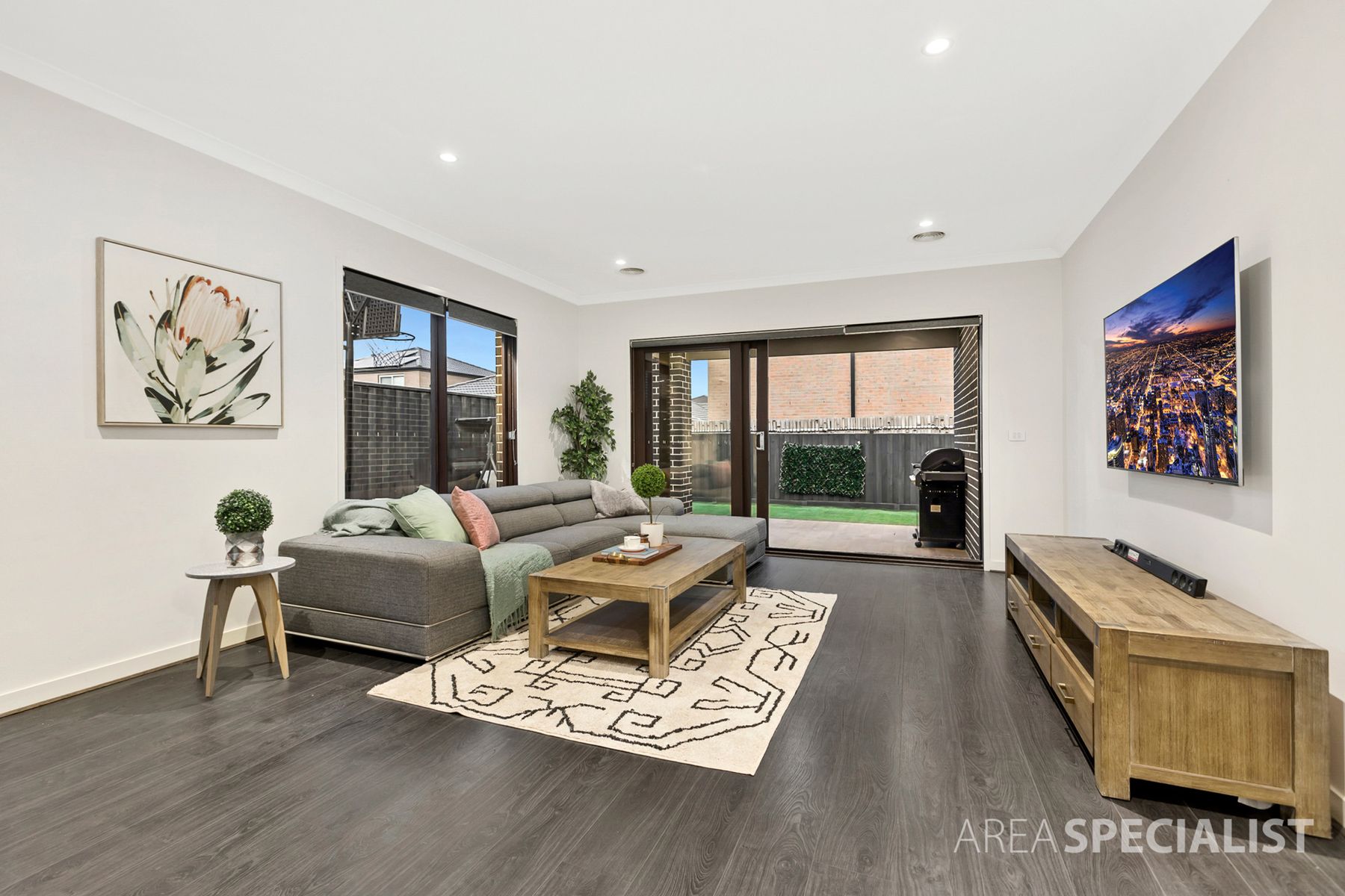 11 Broadbank Crescent, Clyde North, VIC 3978, Clyde North - Thumbnail 2