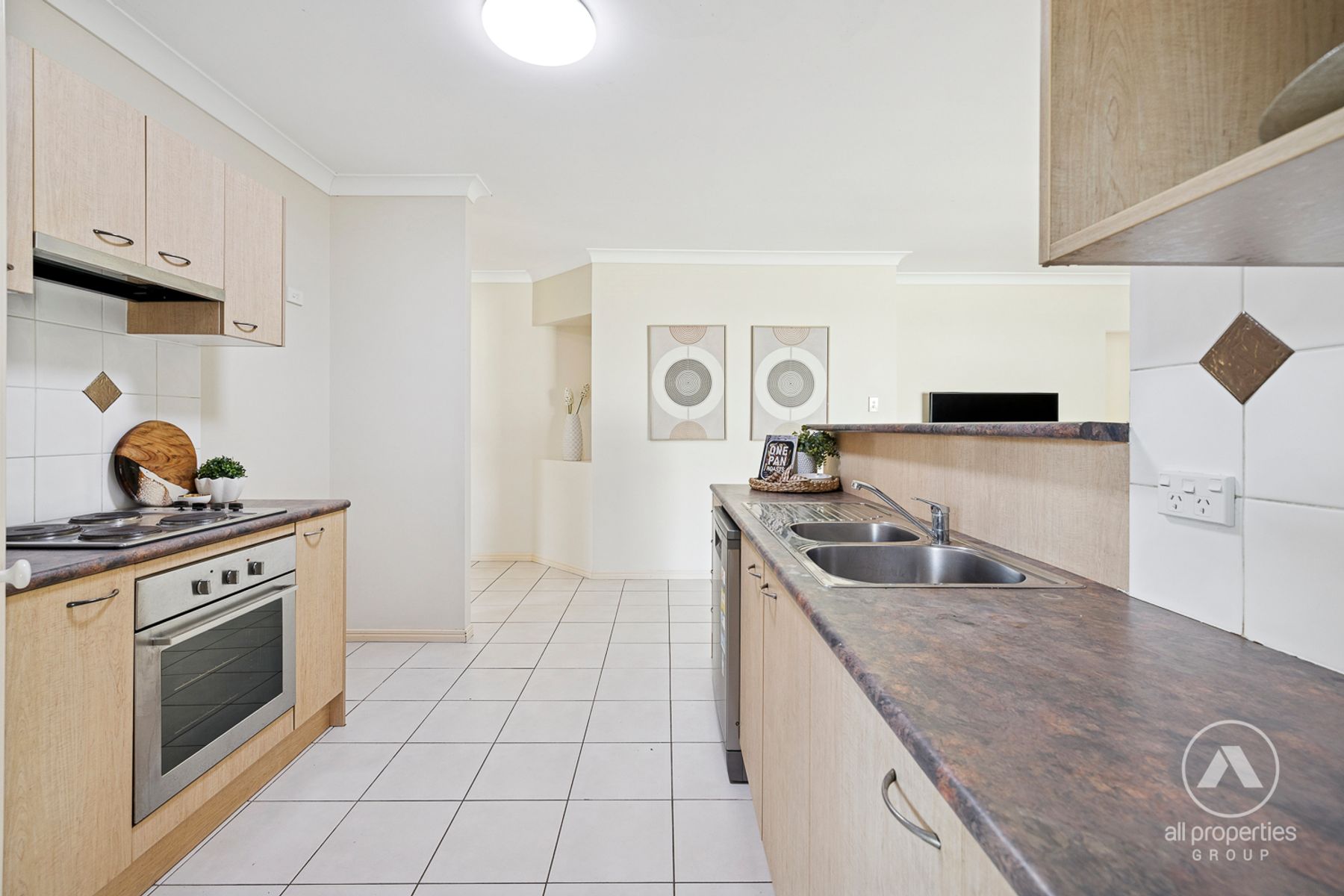 16 Hill End Avenue, Hillcrest QLD 4118, Hillcrest - Thumbnail 3