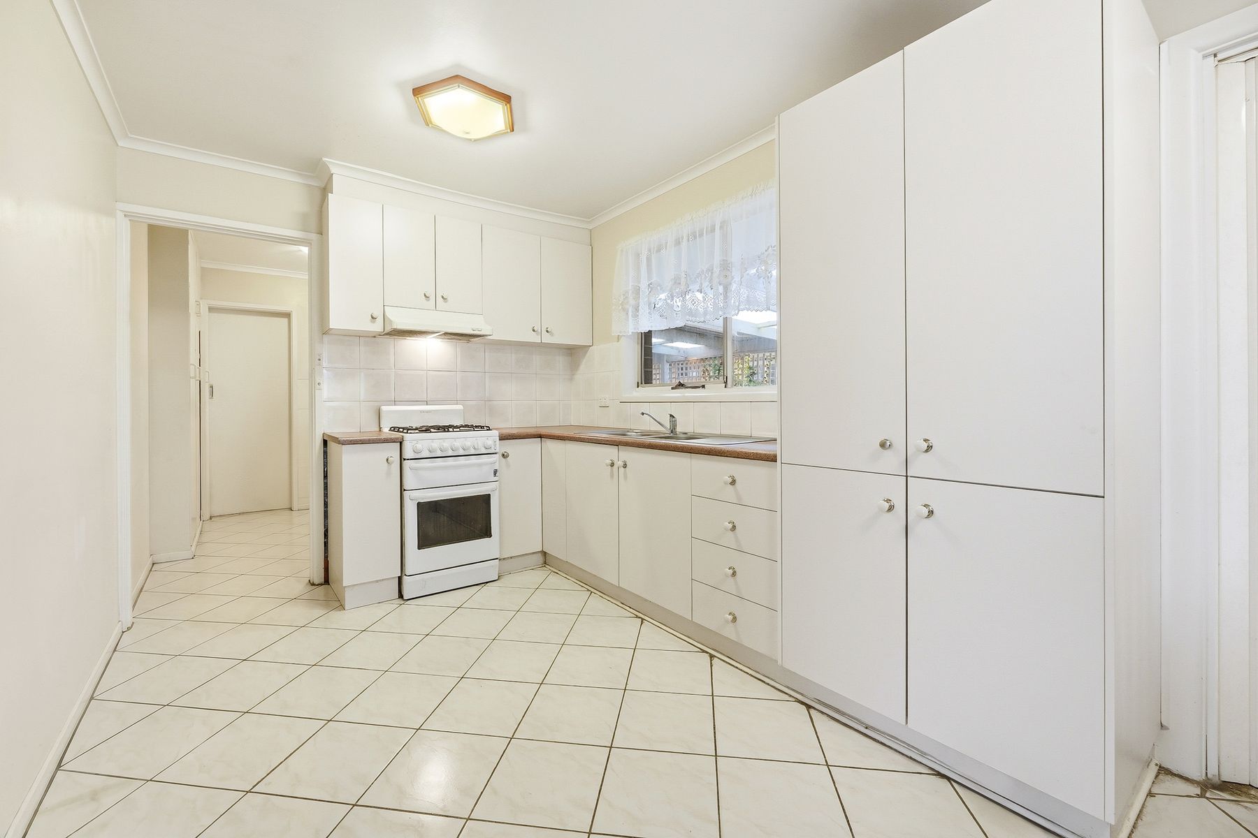 27 Bournemouth Avenue, Springvale, Springvale - Thumbnail 4
