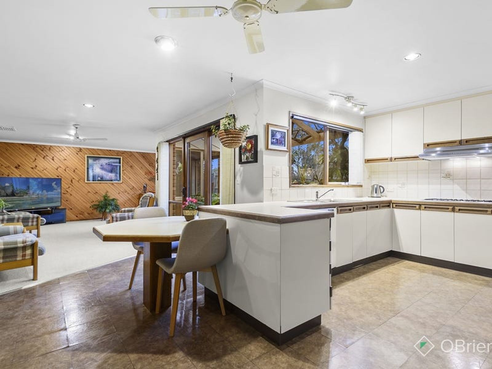 7 Enfield Close, Endeavour Hills, VIC 3802, Endeavour Hills - Thumbnail 2
