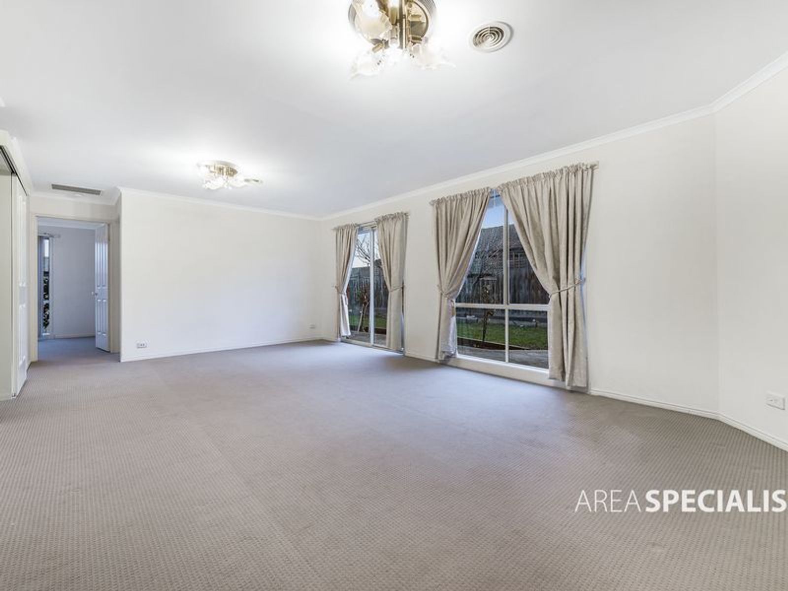 33 CORNWELL CRESCENT, Cranbourne East, VIC 3977, Cranbourne East - Thumbnail 4