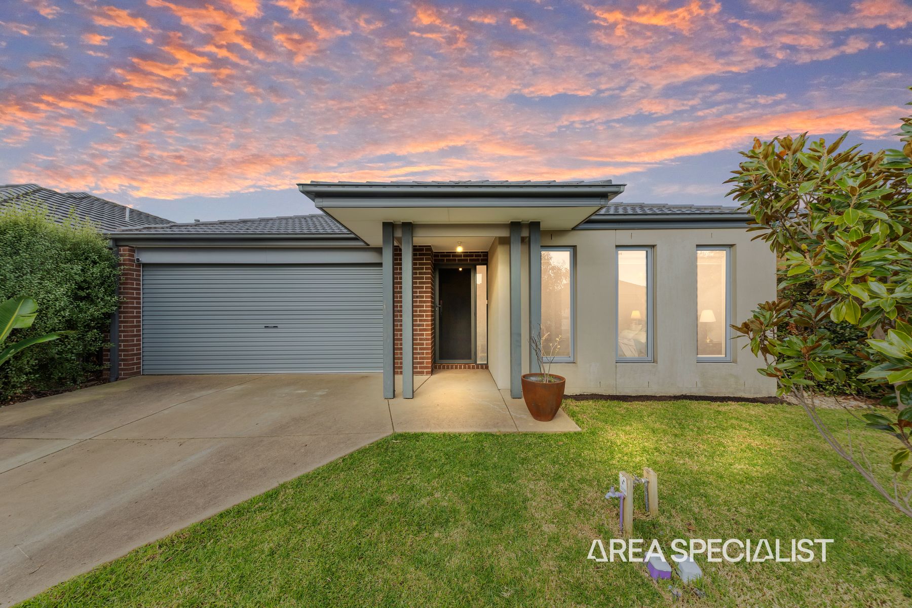 8 Westphalian Rise, Clyde North, VIC 3978, Clyde North - Thumbnail 2