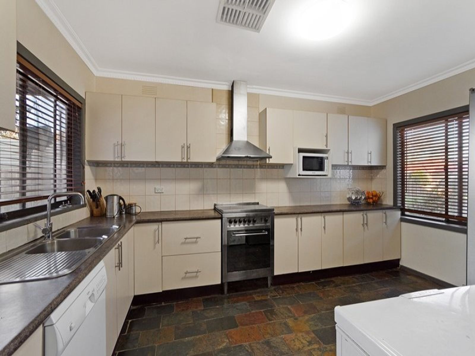 19 Burrows Avenue, Dandenong, VIC 3175, Dandenong - Thumbnail 2