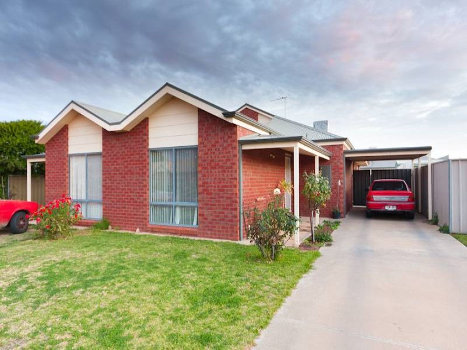 2/9 Maloney Drive, Mildura - Image 1