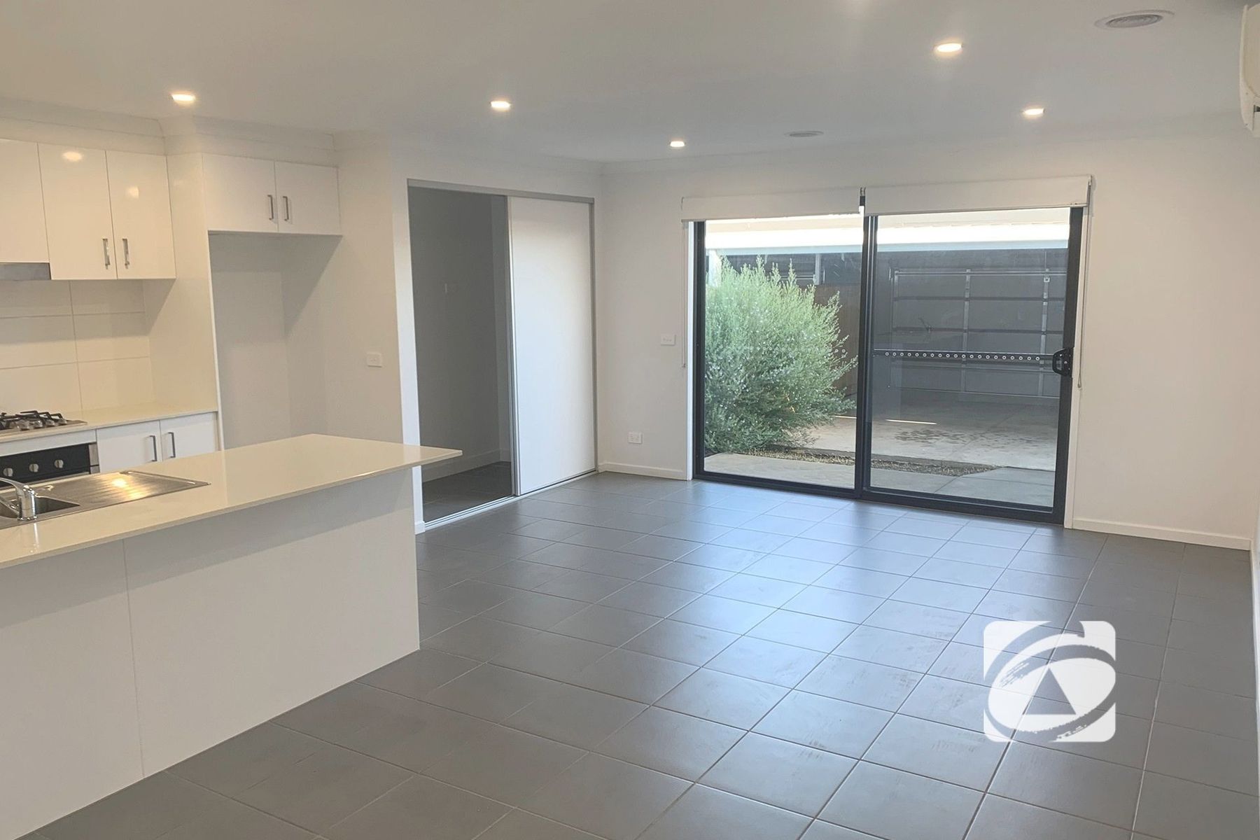 35 Hunt Way, Pakenham VIC 3810, Pakenham - Thumbnail 3