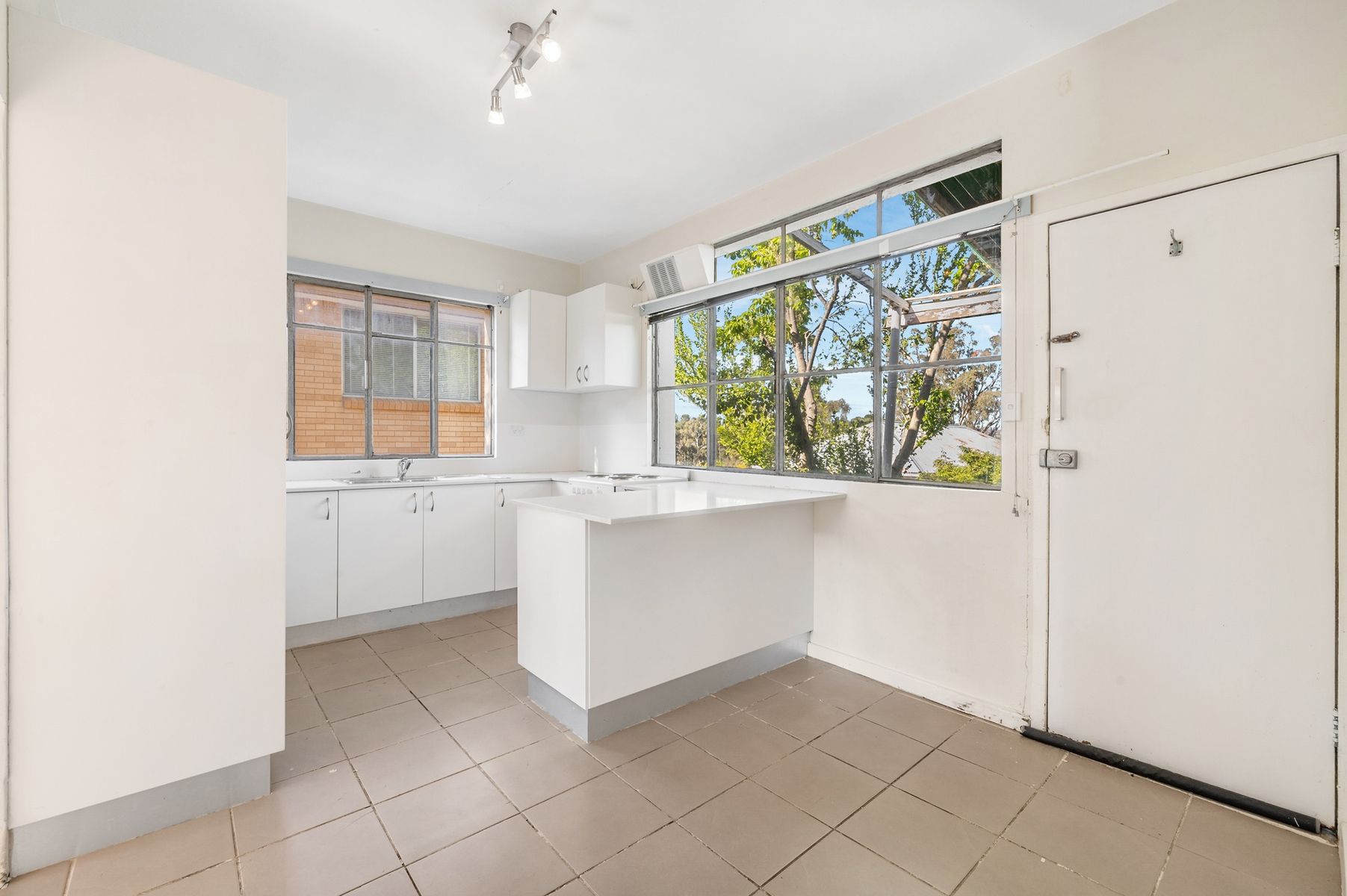 8 O'Neill Street, Queanbeyan - Thumbnail 3