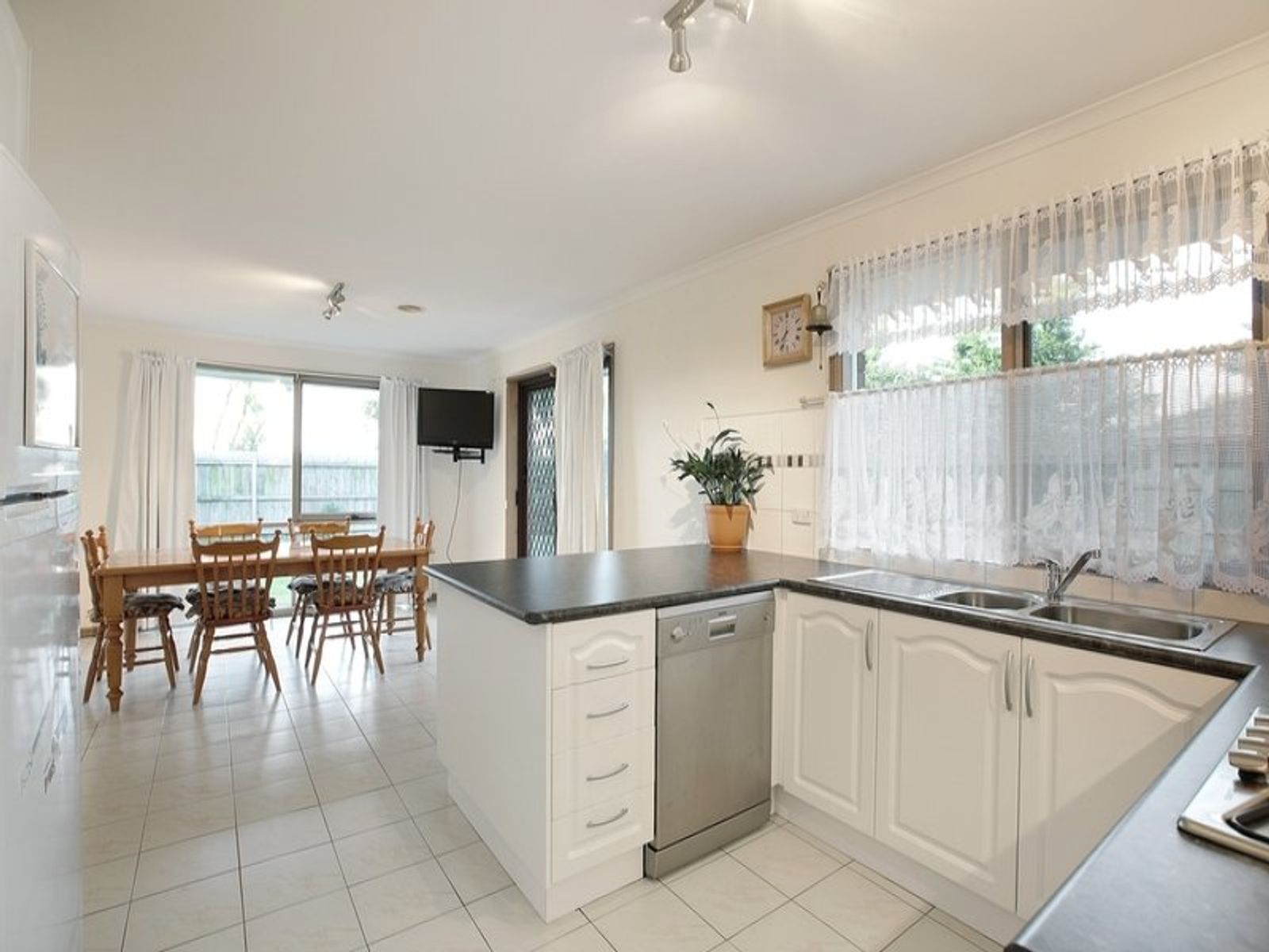 32 Sutherland Avenue, Aspendale Gardens, VIC 3195, Aspendale Gardens - Thumbnail 5
