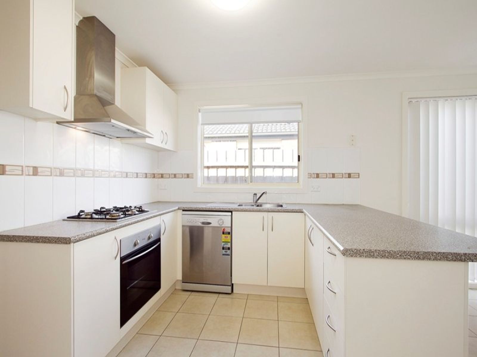 1/107, Cranbourne West - Thumbnail 3