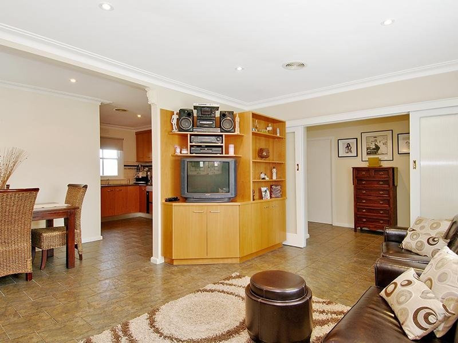 93 East Street, Hadfield - Thumbnail 3