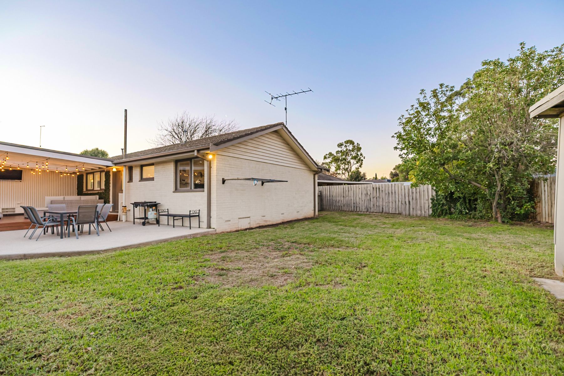 036 Open2view ID946620 33 Malcolm Street