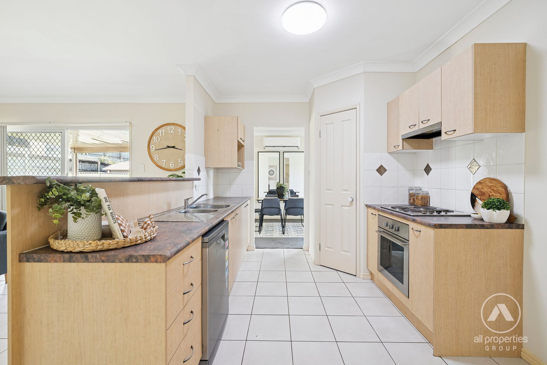 16 Hill End Avenue, Hillcrest QLD 4118, Hillcrest - Thumbnail 2