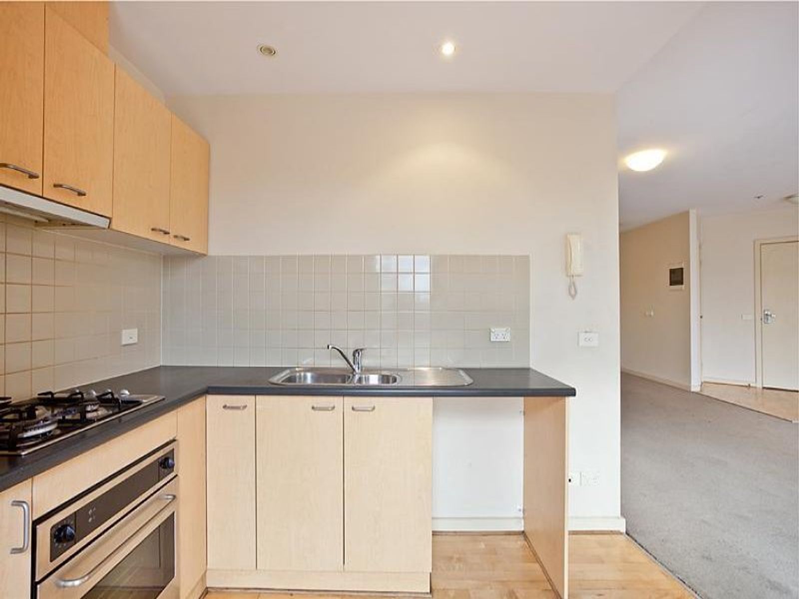 4/1 Gatehouse Drive, Kensington - Thumbnail 3
