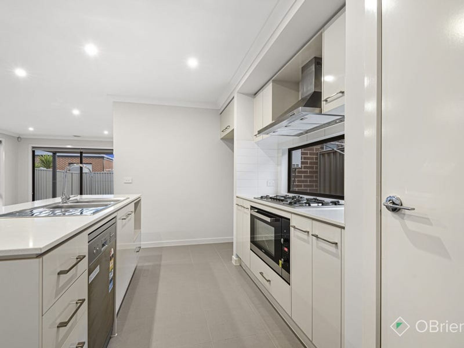 144 Lineham Drive, Cranbourne East, VIC 3977, Cranbourne East - Thumbnail 2