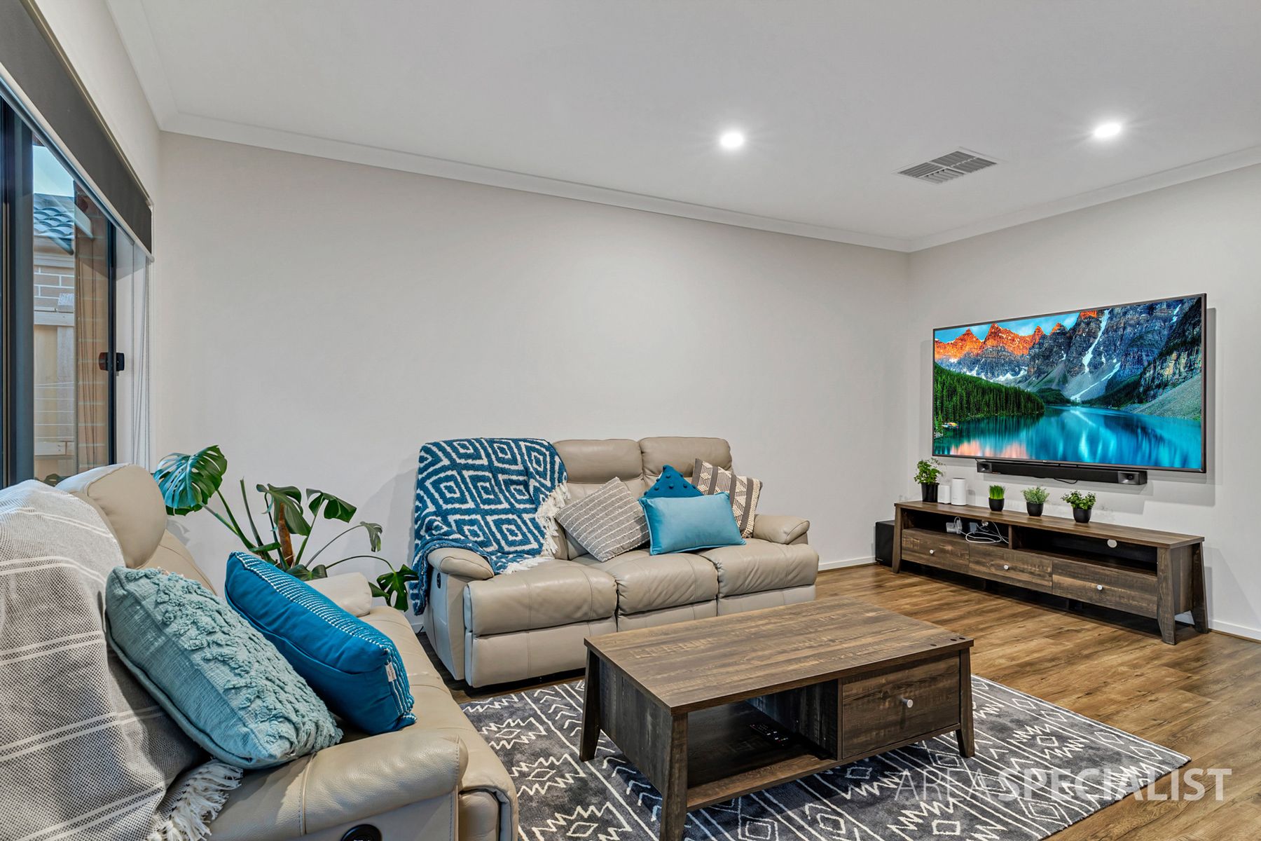 18 Dargle Way, Clyde North, VIC 3978, Clyde North - Thumbnail 2