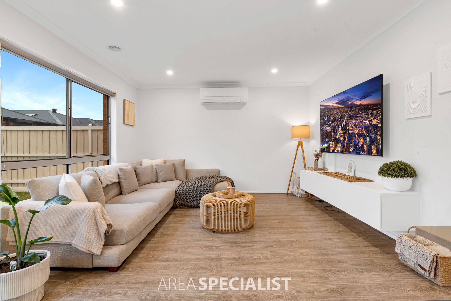 9 Whispering Way, Clyde North, VIC 3978, Clyde North - Thumbnail 2
