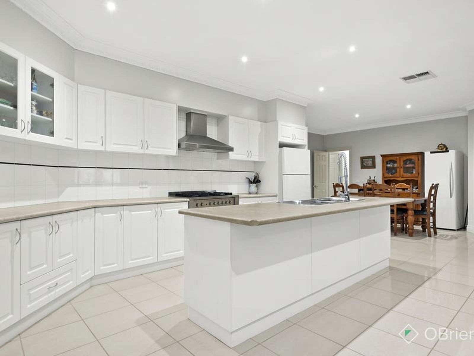 360 James Cook Drive, Endeavour Hills, VIC 3802, Endeavour Hills - Thumbnail 2
