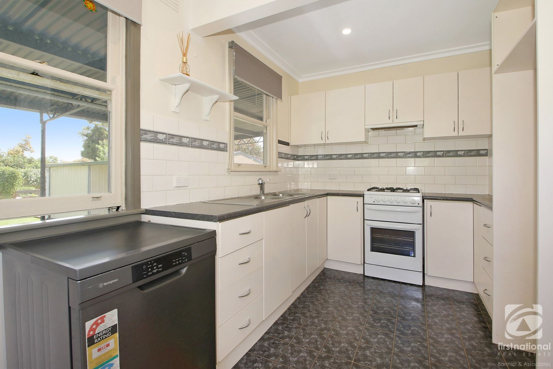 1007 Calimo Street, North Albury NSW 2640, North Albury - Thumbnail 2