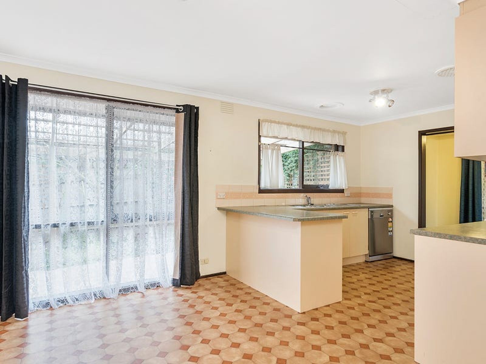 4 Hutchins Avenue, Endeavour Hills, VIC 3802, Endeavour Hills - Thumbnail 4