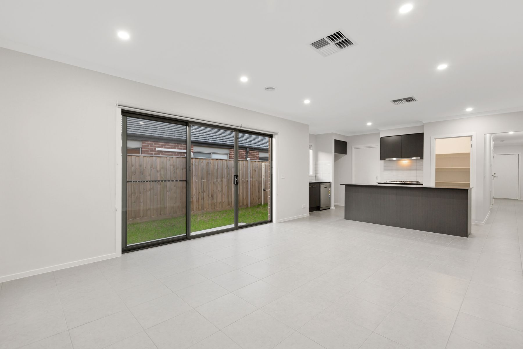 161 Thoroughbred Drive, Clyde North, VIC 3978, Clyde North - Thumbnail 2