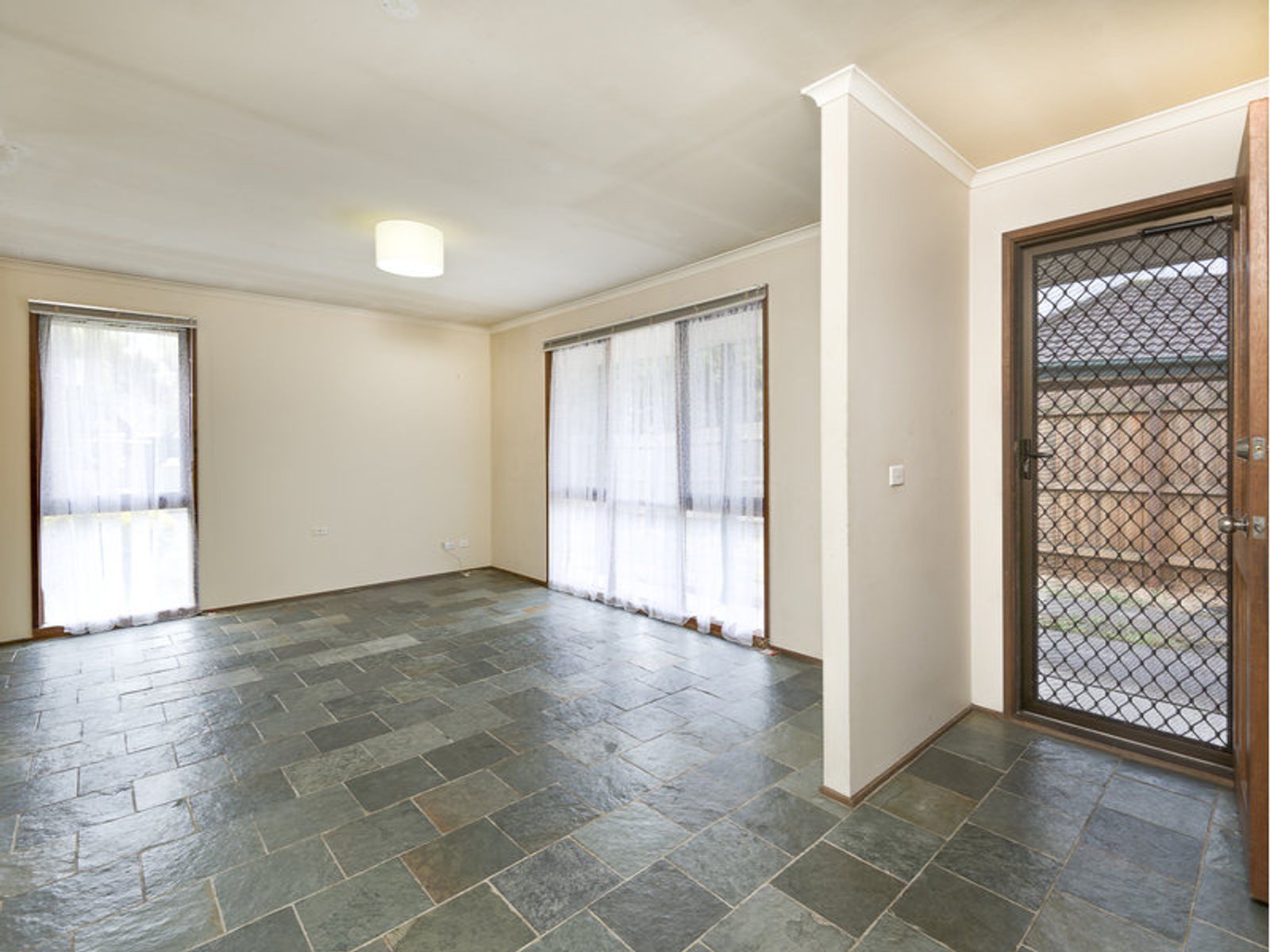 16 Taddor Drive, Cranbourne, VIC 3977, Cranbourne - Thumbnail 2
