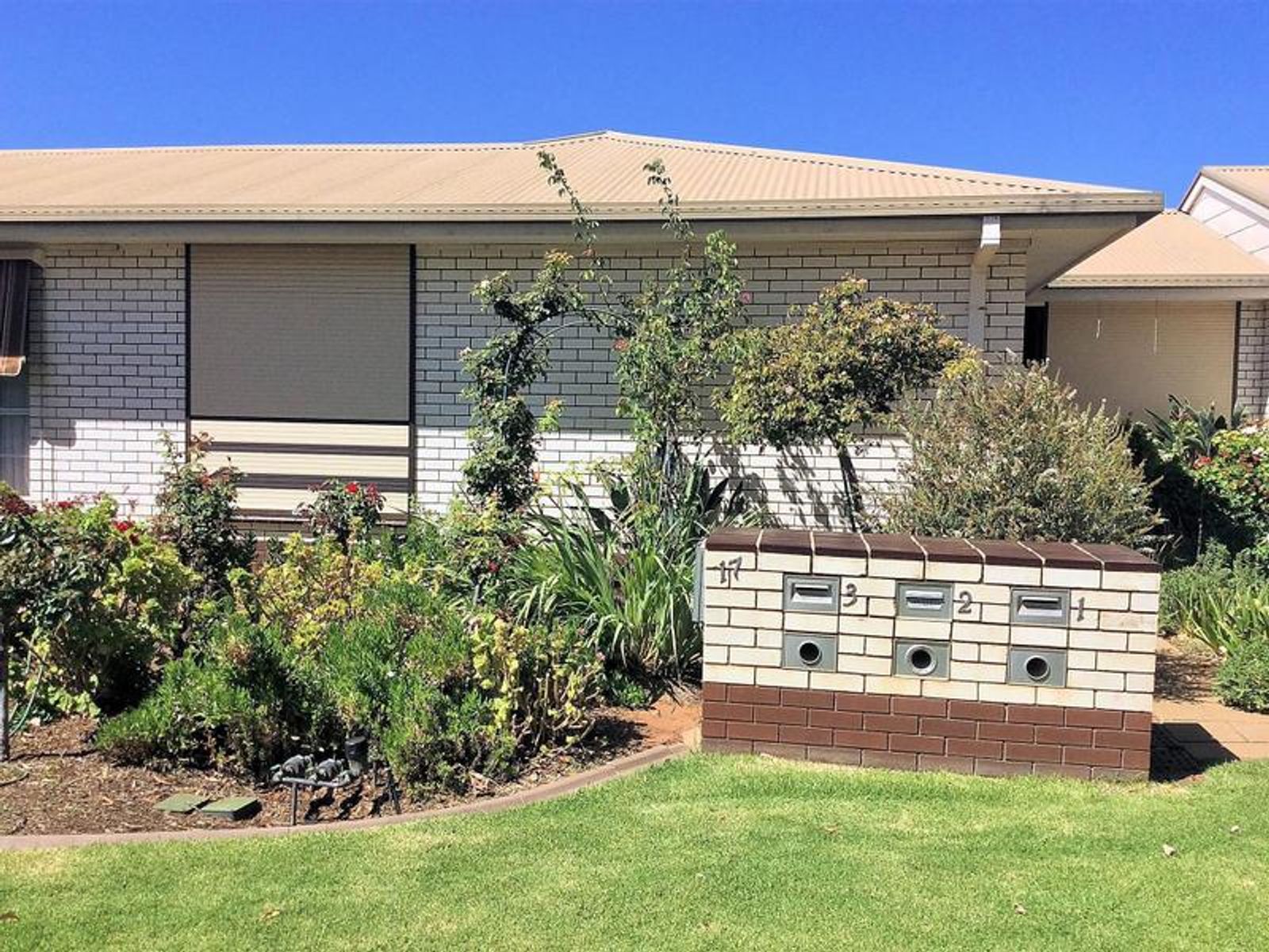 2/17 Whittaker Crescent