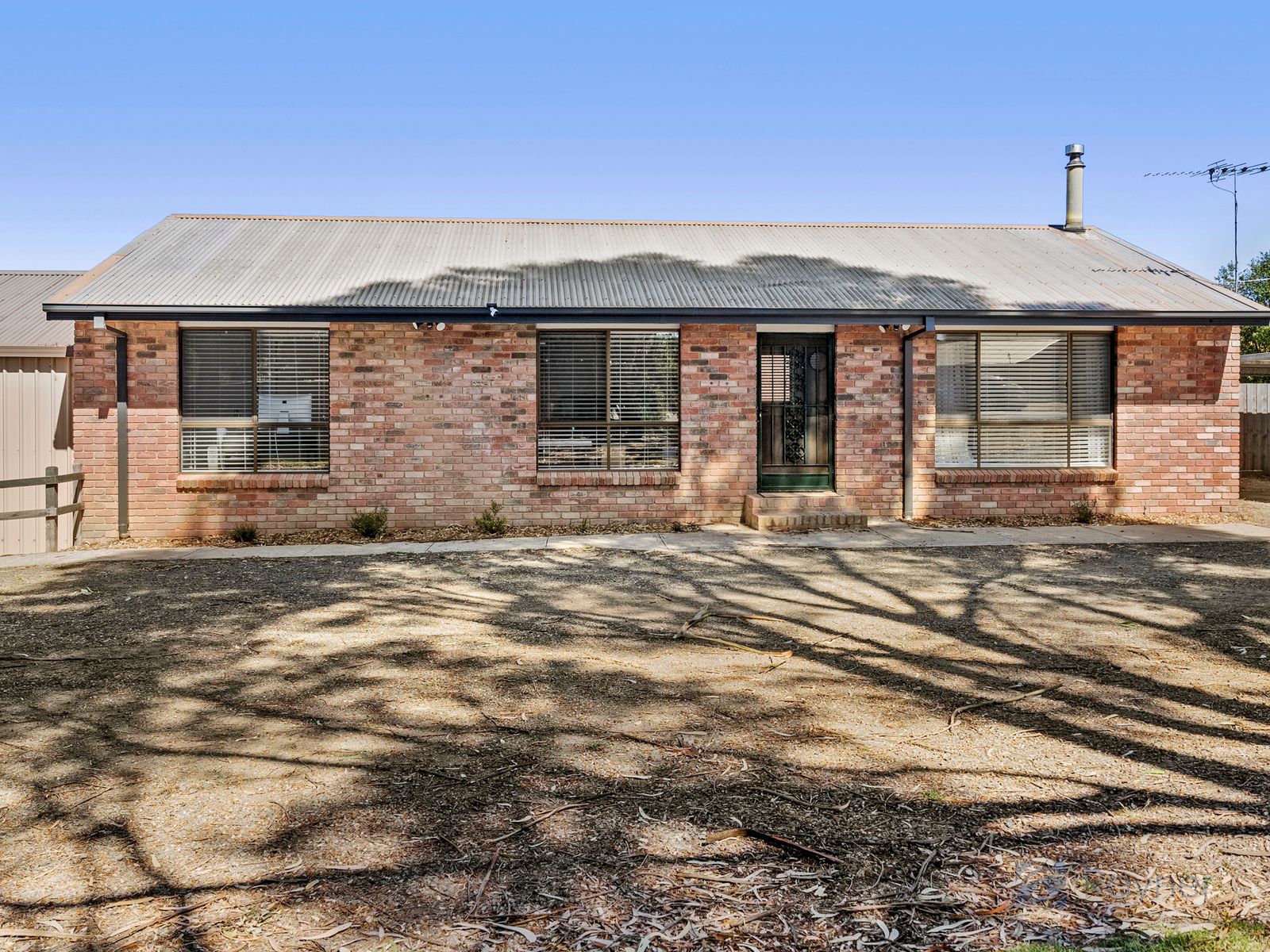 9 Bank Street, Ballan VIC 3342, Ballan - Thumbnail 2