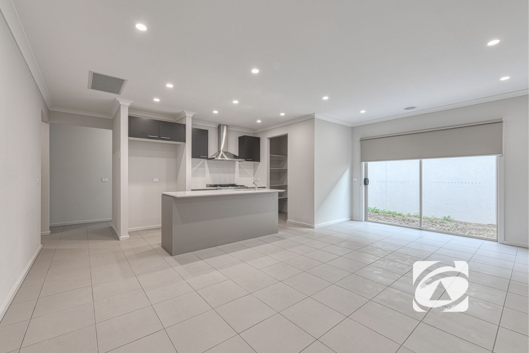 35 Carnmallum Drive, Clyde North VIC 3978, Clyde North - Thumbnail 2