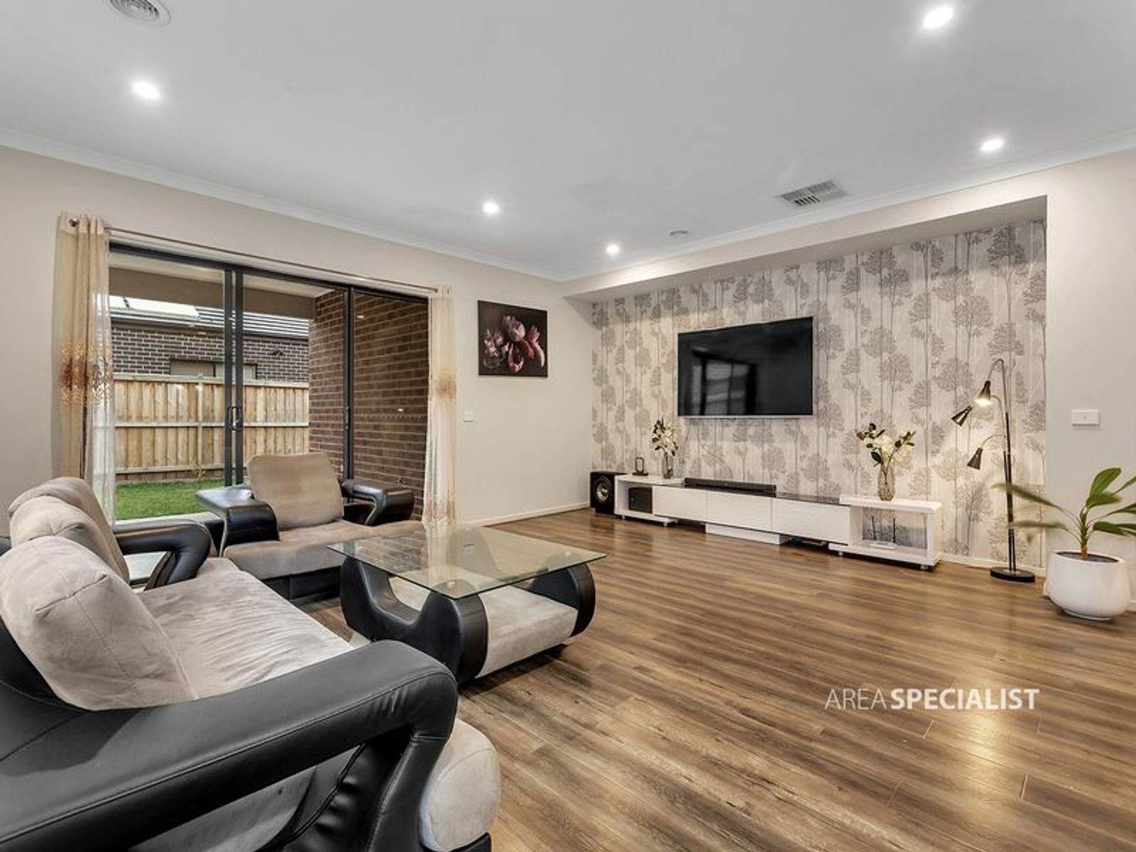 28 Guisard Way, Clyde North, VIC 3978, Clyde North - Thumbnail 3