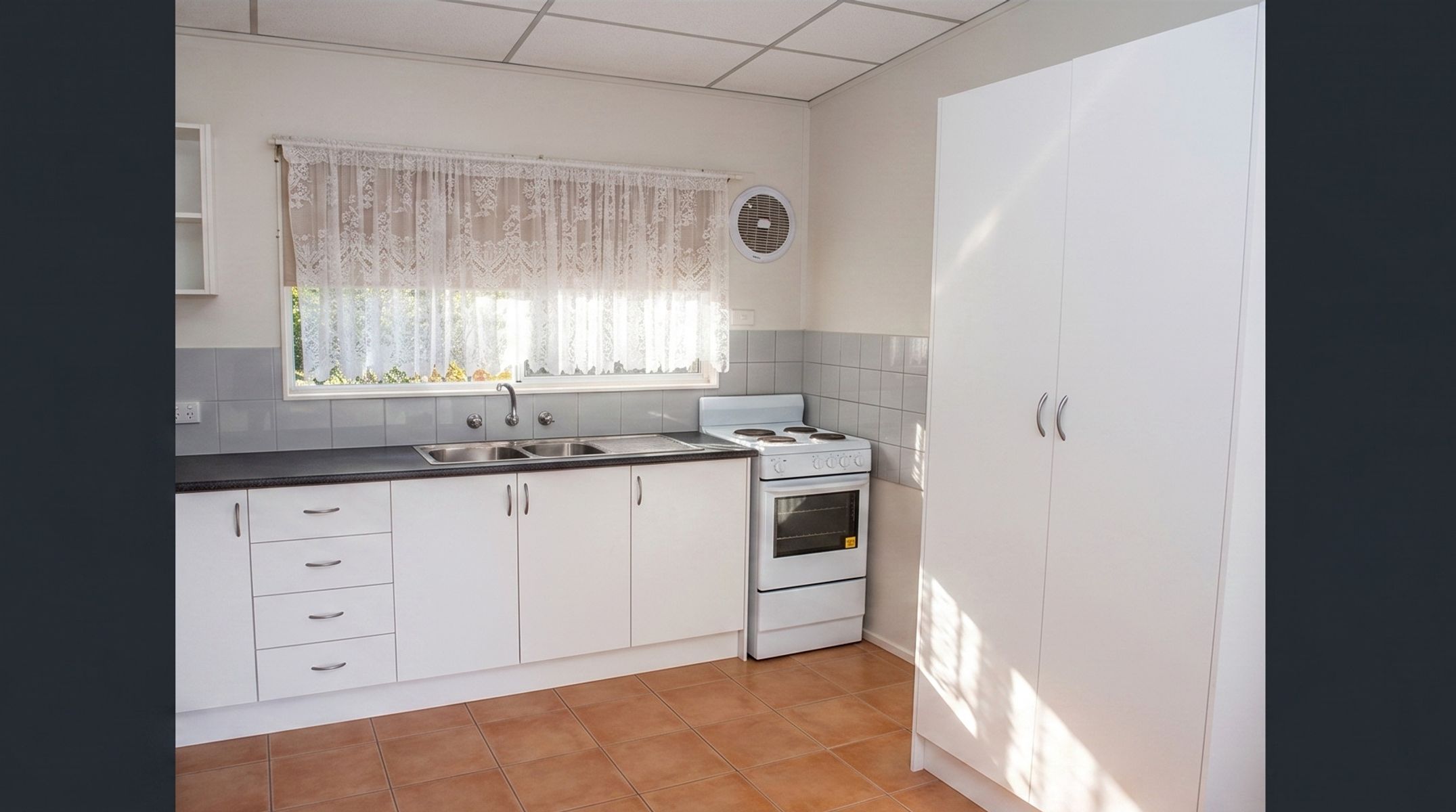 16 Blendon Avenue, St Albans VIC 3021, St Albans - Thumbnail 3