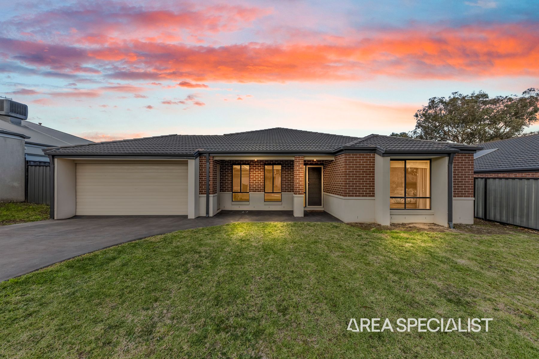 14 Eyre Place, Pakenham, VIC 3810, Pakenham - Thumbnail 2