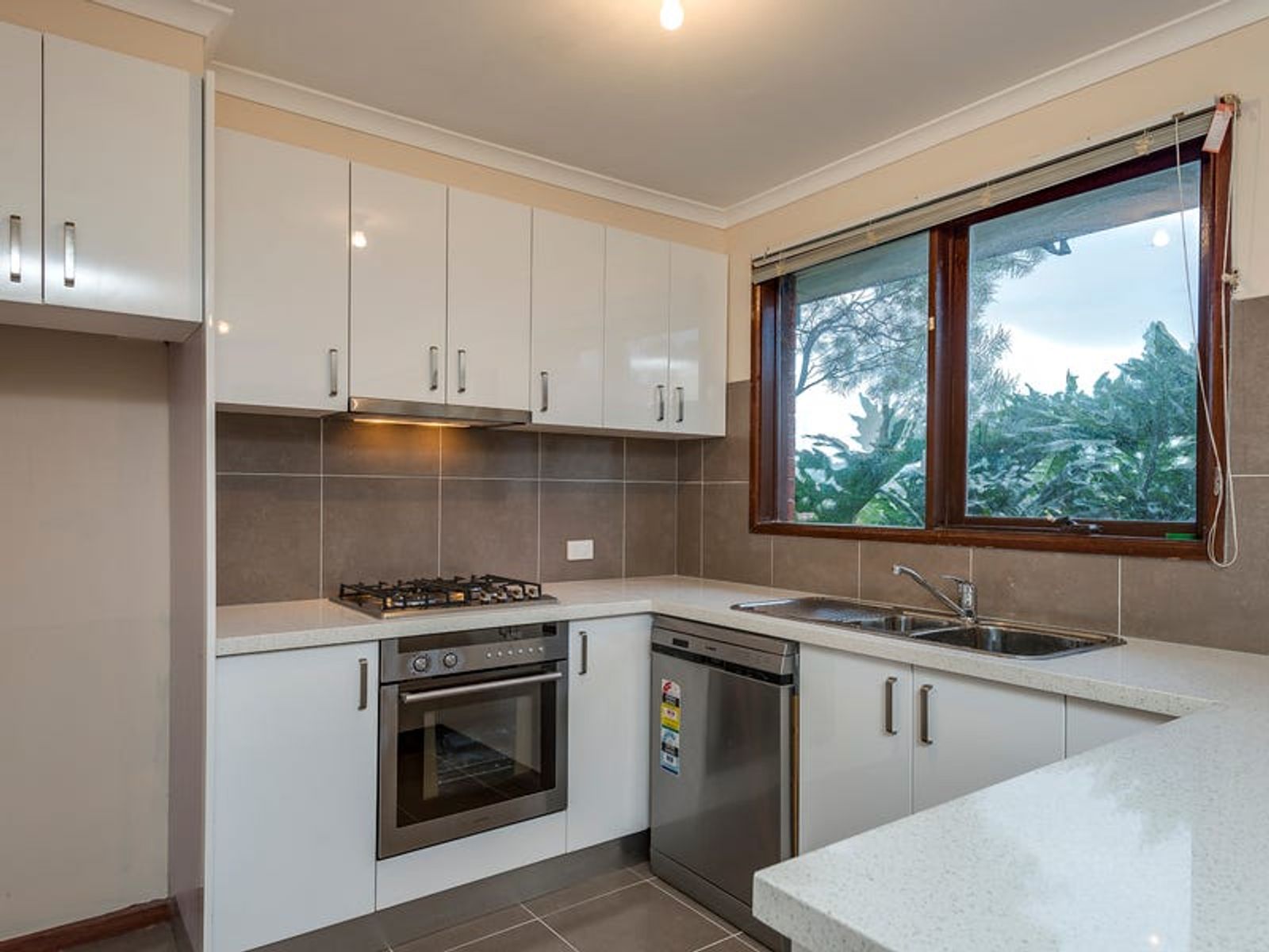 15 Aaran Close, Endeavour Hills, VIC 3802, Endeavour Hills - Thumbnail 2