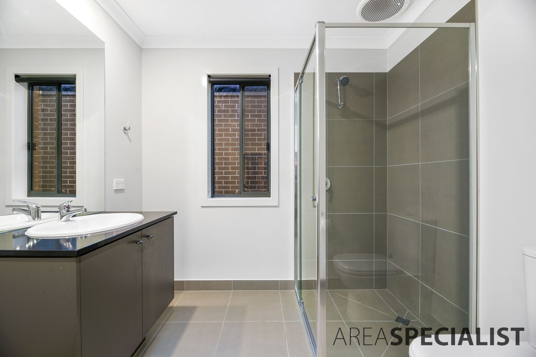 10 Liwen Street, Clyde North, VIC 3978, Clyde North - Thumbnail 4