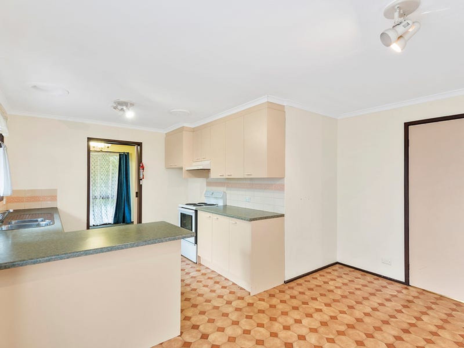 4 Hutchins Avenue, Endeavour Hills, VIC 3802, Endeavour Hills - Thumbnail 5