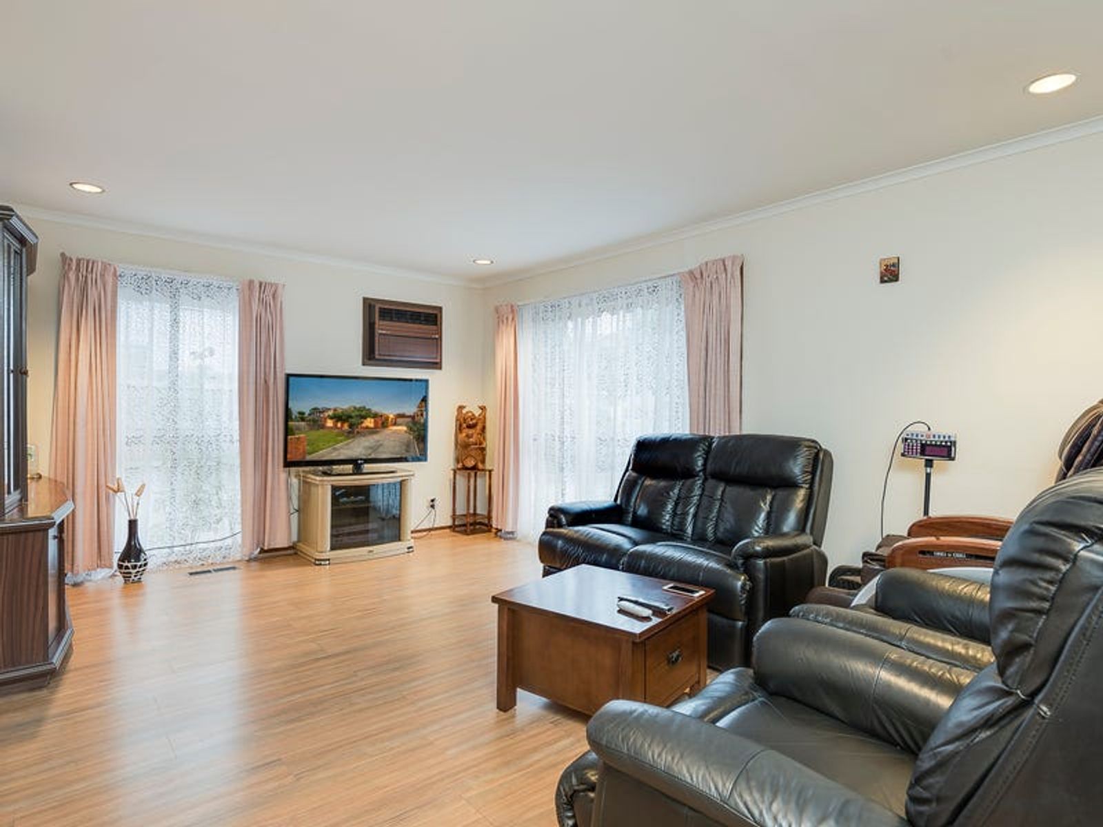 32 Thomas Mitchell Drive, Endeavour Hills, VIC 3802, Endeavour Hills - Thumbnail 2
