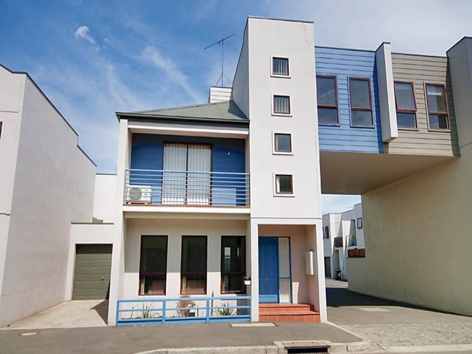 24 Newton Street, Kensington - Thumbnail 2
