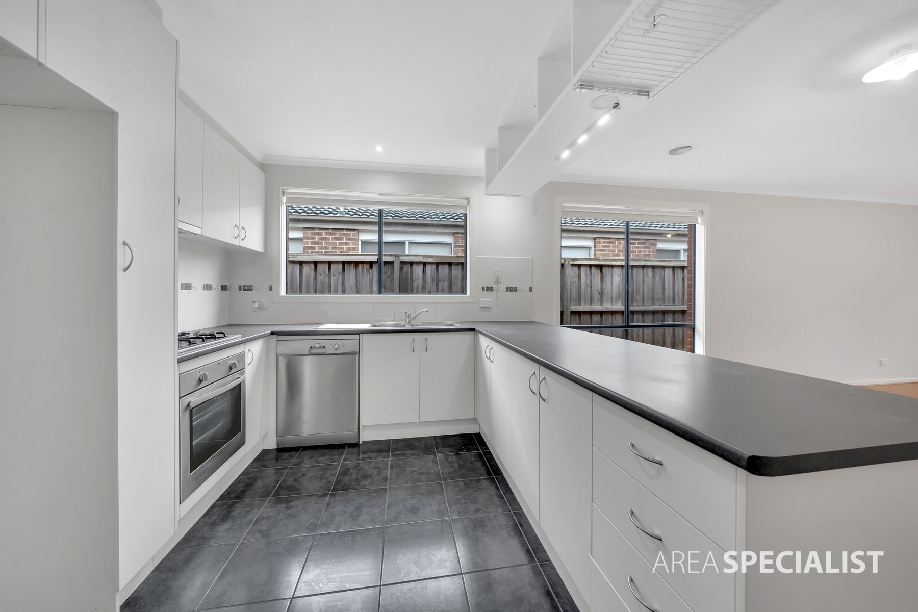 11 Pagoda Place, Cranbourne, Cranbourne - Thumbnail 3