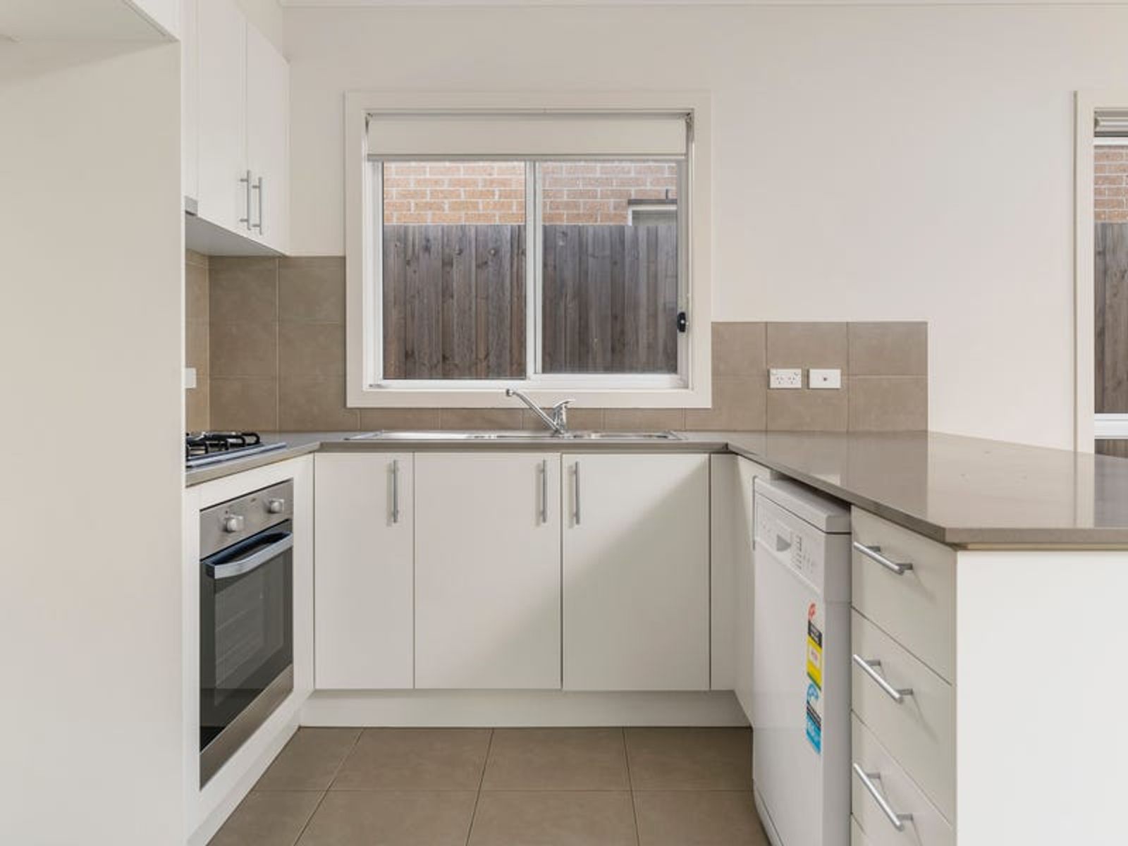 3/11-15 Silverdale Drive, Bacchus Marsh VIC 3340, Bacchus Marsh - Thumbnail 2