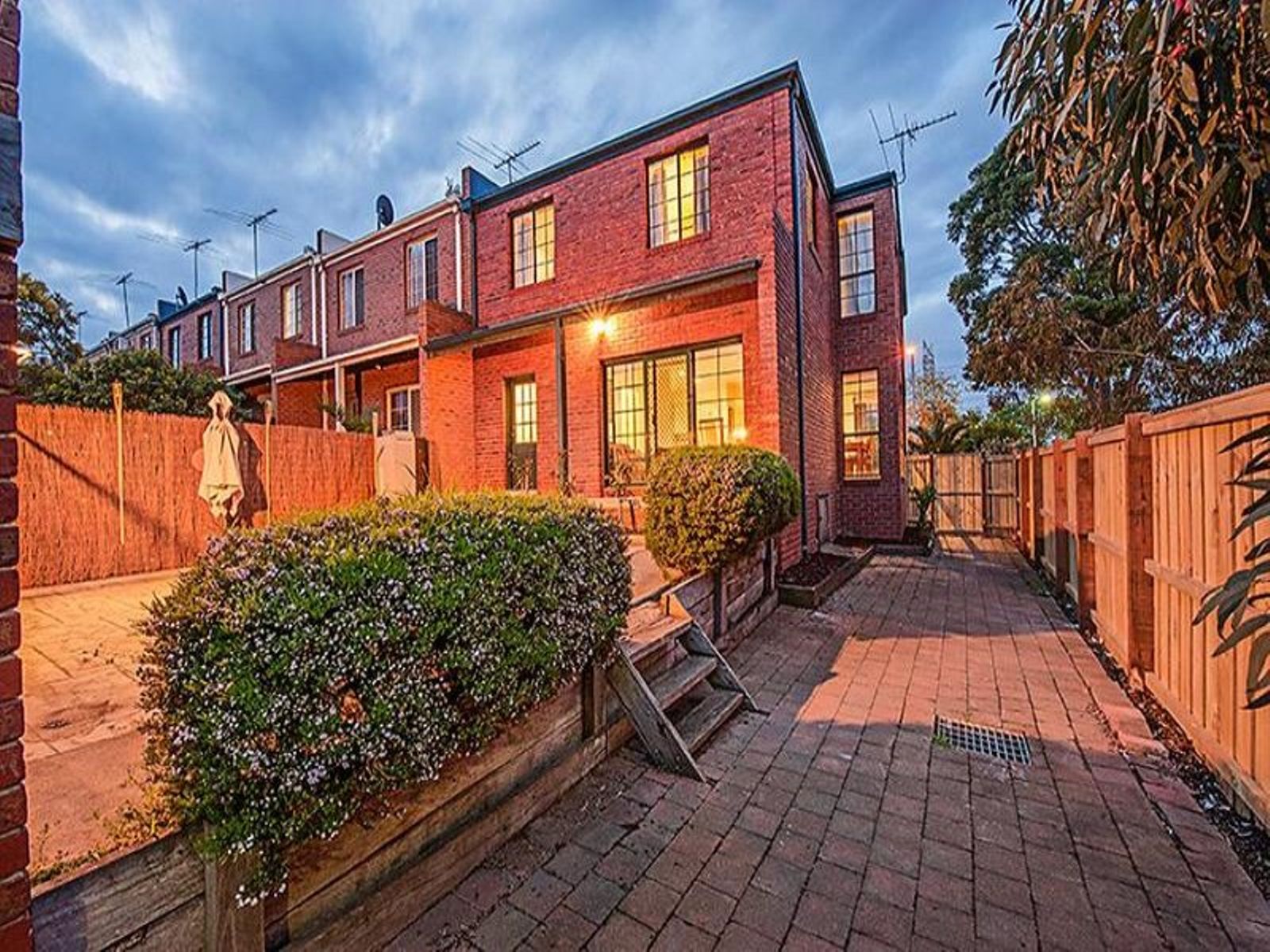 1/5 Ballarat Road, Footscray - Thumbnail 3