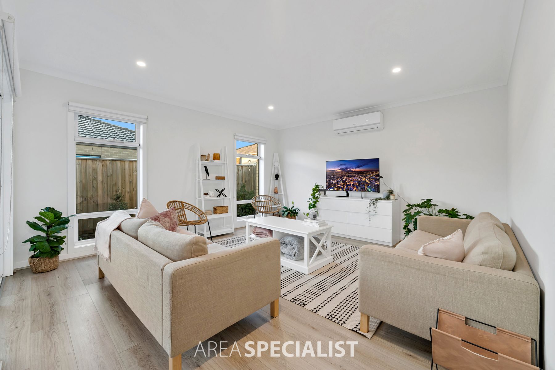 4 Hendrix Street, Cranbourne East, VIC 3977, Cranbourne East - Thumbnail 2