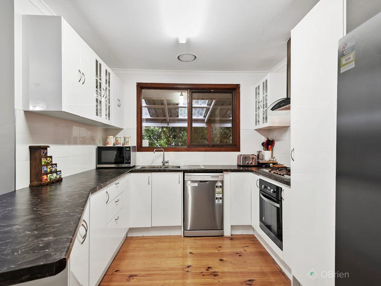 9 Sienna Crescent, Endeavour Hills, VIC 3802, Endeavour Hills - Thumbnail 2
